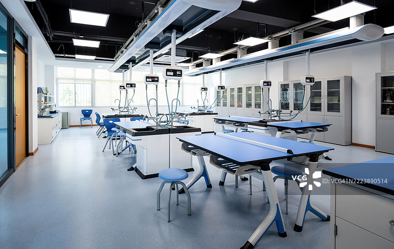 空荡荡的化学实验室，配备工具和设备图片素材