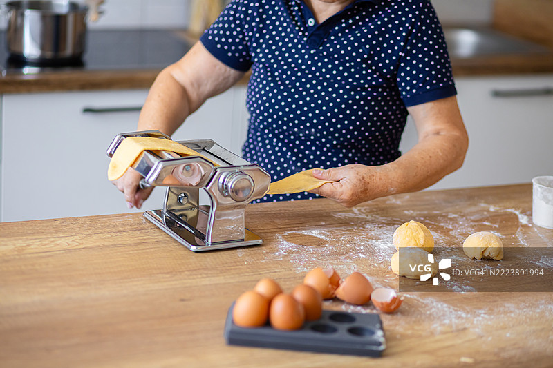 传统意大利面制作，使用手摇面条机图片素材