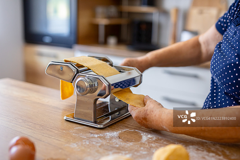 传统意大利面制作，使用手摇面条机图片素材