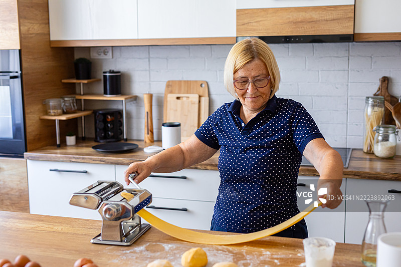 传统意大利面制作，使用手摇面条机图片素材