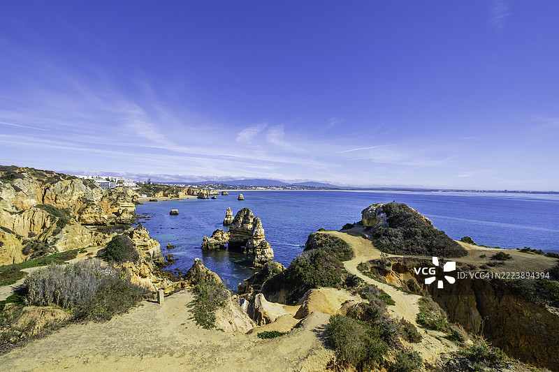 阿尔加维（葡萄牙）的岩石海岸线图片素材