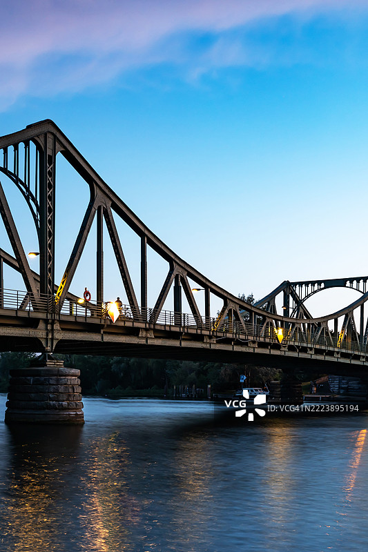 当地地标：蓝色时刻的格林尼克桥，连接柏林和波茨坦图片素材