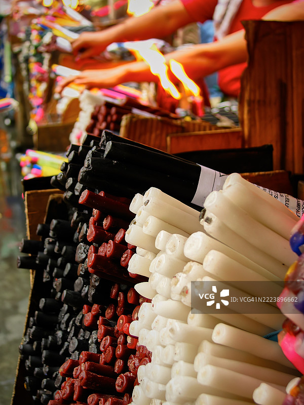 一组整齐堆叠的蜡烛特写。图片素材