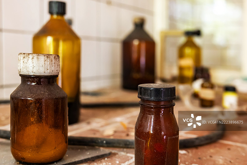 废弃建筑中老旧实验室里的未知物质瓶子图片素材
