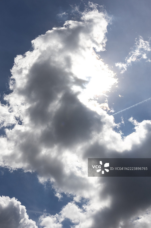 天空中的云彩和阳光图片素材