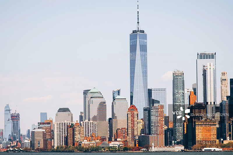 高耸的世贸中心在下曼哈顿密集的现代建筑中矗立。图片素材