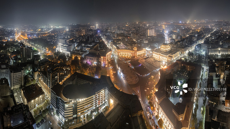 亚美尼亚埃里温共和国广场的长时间曝光航拍视角，展现了生动的城市光轨图片素材