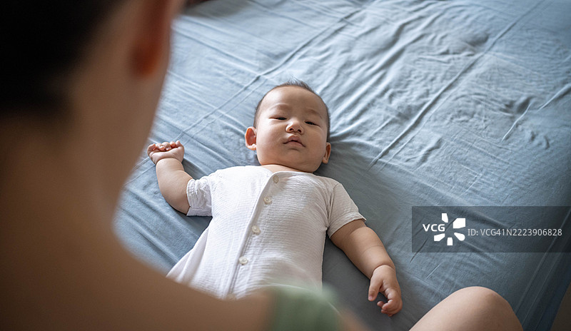 母爱的心：换尿布的时刻图片素材