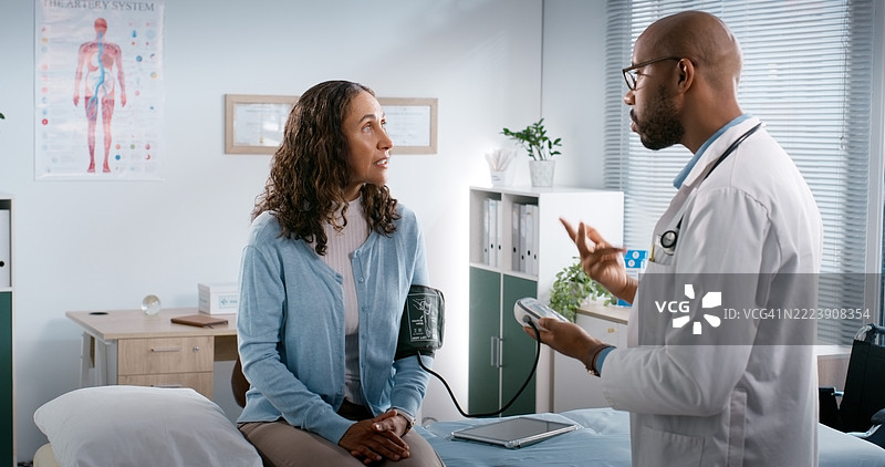 医院，医生与病人使用机器测量血压、检查高血压和心率。医疗保健，诊所和女性使用设备进行健康服务、检查和咨询。图片素材