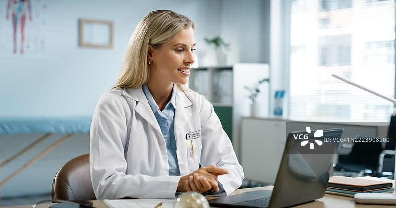 医生、笔记本电脑和医院里的女性，进行医疗报告、检测结果或保险记录。电脑、微笑和医疗专家检查电子邮件以获取研究、诊断更新或阅读信息。图片素材