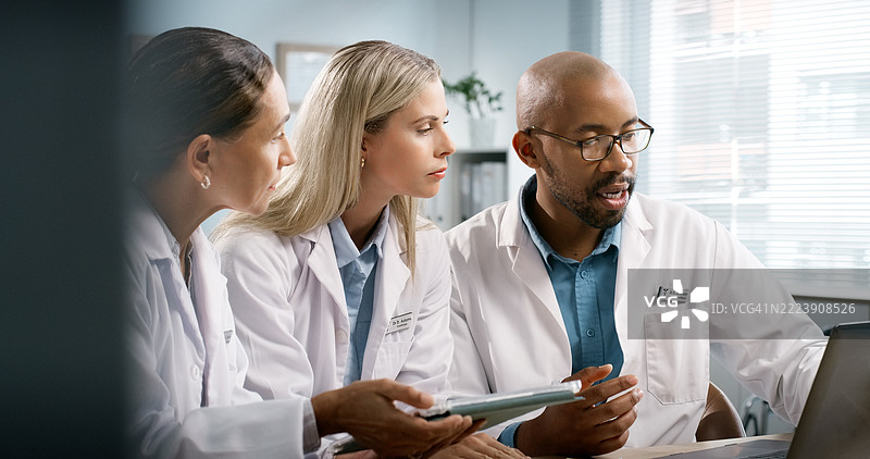 医生、平板电脑和团队在诊所讨论或审查医学研究报告。人们，男性和女性使用技术、电脑和团队进行反馈、应用和合作在医院。图片素材