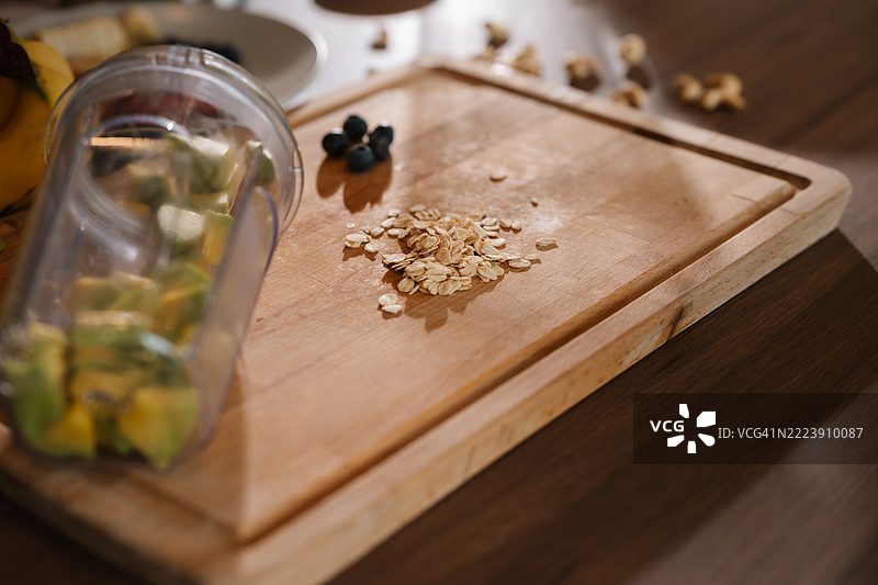 凌乱的厨房台面上满是有机水果、全谷物和坚果，制作健康果昔后留下的痕迹图片素材