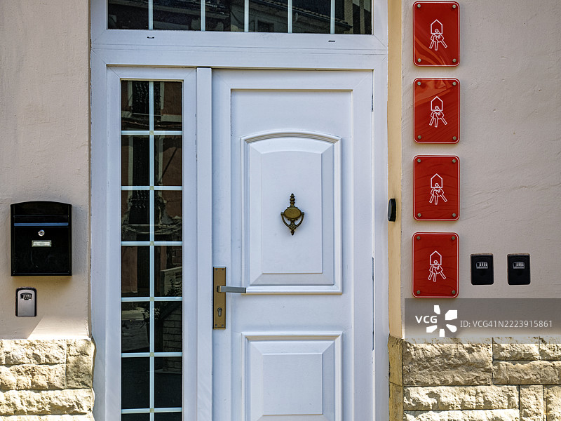 旅游出租公寓大楼的街道门，配有识别牌和钥匙箱。图片素材