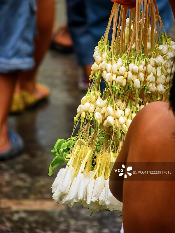 特写镜头展示了芬芳的白色茉莉花环。图片素材