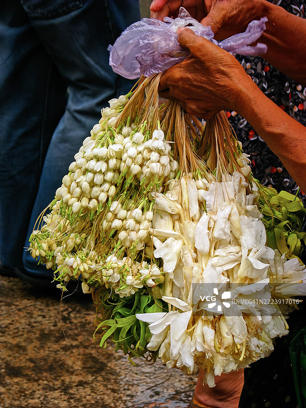 特写镜头展示了芬芳的白色茉莉花环。图片素材