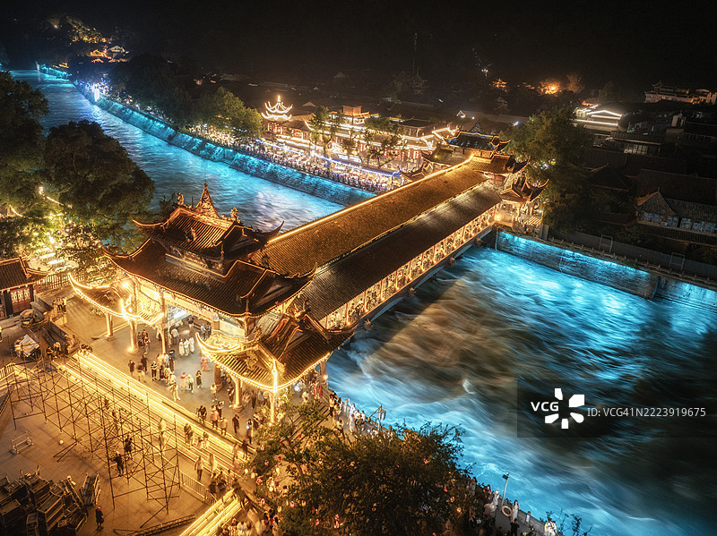 illuminated Anlan Bridge在中国四川都江堰的发光蓝色河流上。图片素材
