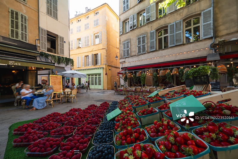 充满活力的艾克斯-普罗旺斯农贸市场，周围环绕着迷人的城市建筑，普罗旺斯-阿尔卑斯-蓝色海岸，法国图片素材