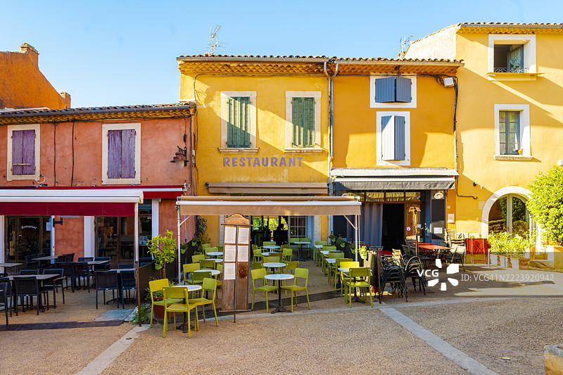 法国五彩缤纷的鲁西永迷人乡村餐厅图片素材