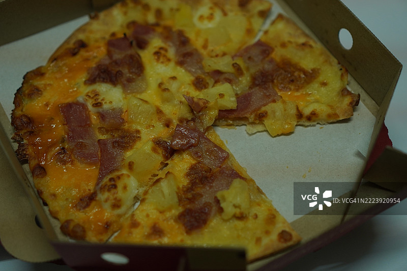 火腿奶酪香肠比萨酱菠萝薄脆马苏里拉奶酪图片素材