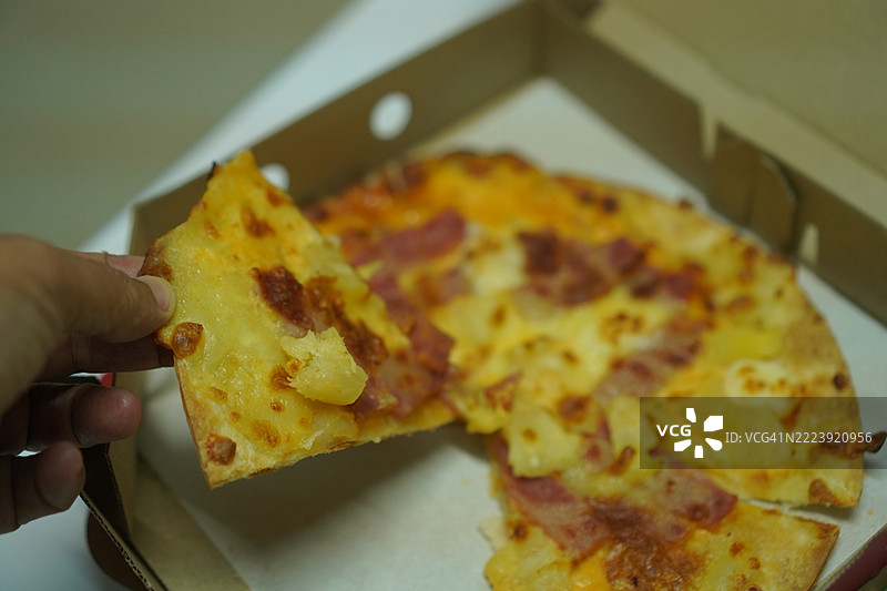 火腿奶酪香肠比萨酱菠萝薄脆马苏里拉奶酪图片素材