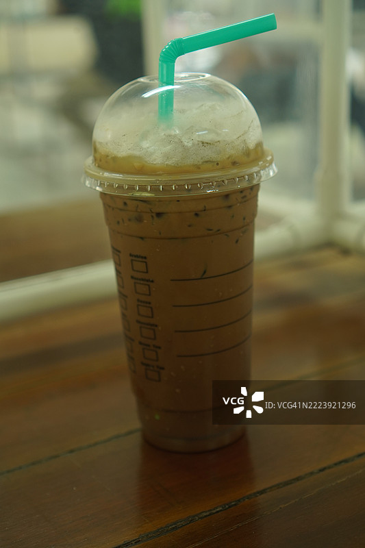 塑料杯中的冰咖啡图片素材
