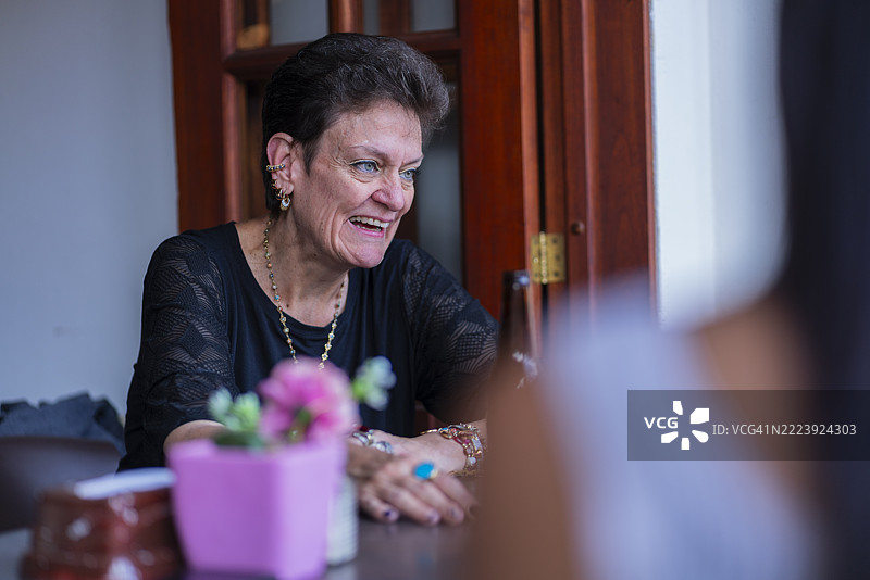 一位女性在博亚卡的拉基拉工艺品店参观图片素材