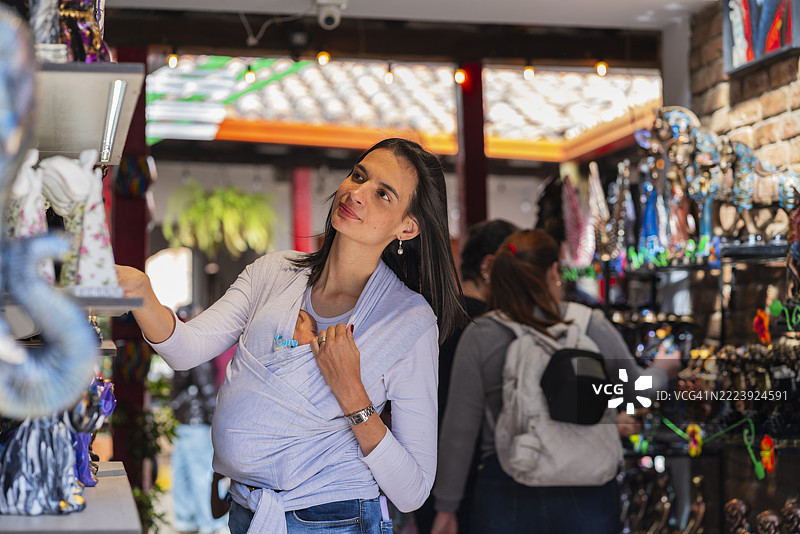 一位女性在博亚卡的拉基拉工艺品店参观图片素材