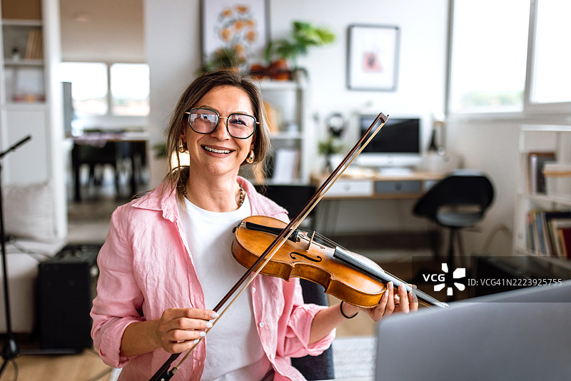 在线小提琴课程。图片素材