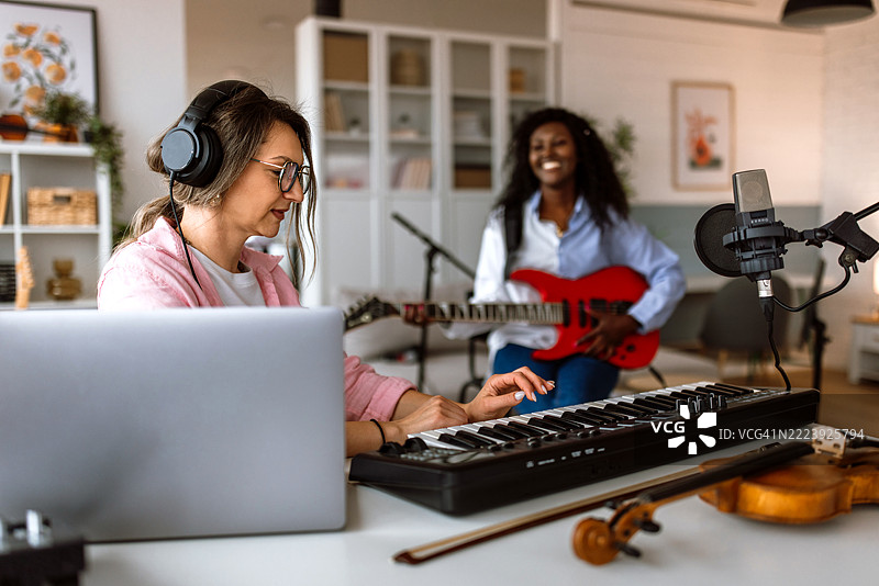 朋友们一起快乐地演奏音乐。图片素材