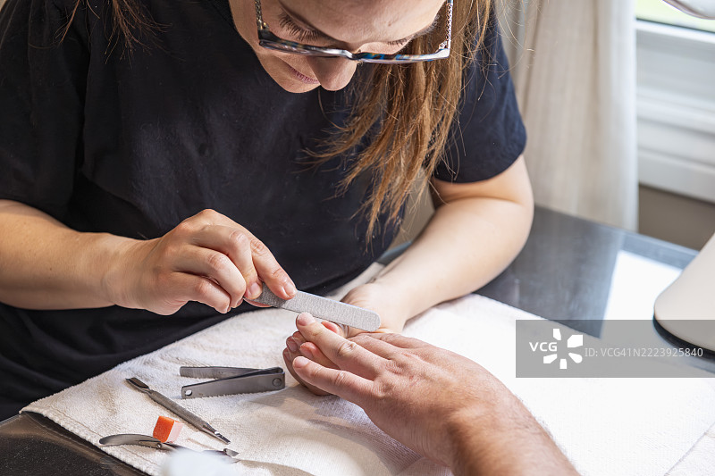 男子在水疗中心做美甲图片素材