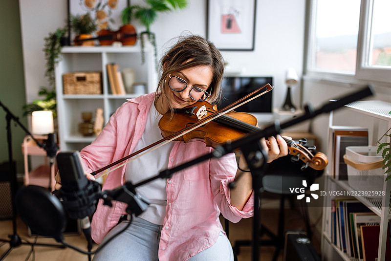 在家录制小提琴演奏的女性图片素材
