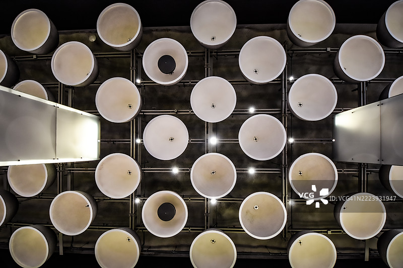 现代、未来感、简约而通透的塔皮奥拉地铁站（“哈加伦德”地铁站）抽象天花板，位于芬兰乌西马地区赫尔辛基。图片素材