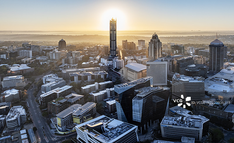 日出时分壮丽的约翰内斯堡市中心的壮观鸟瞰图图片素材