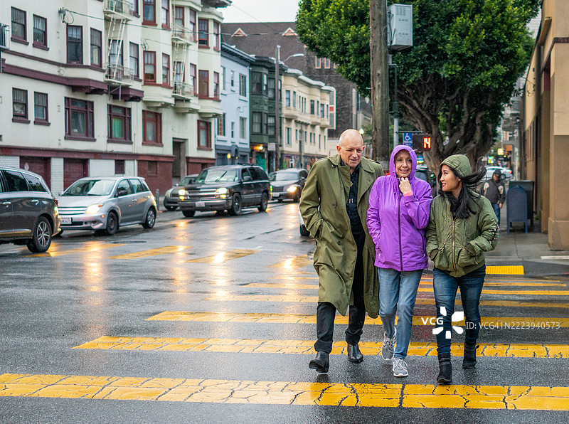 尽管下雨依然快乐图片素材