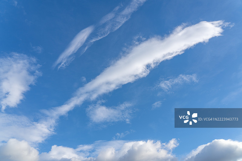 蓝天与轻柔的云朵图片素材