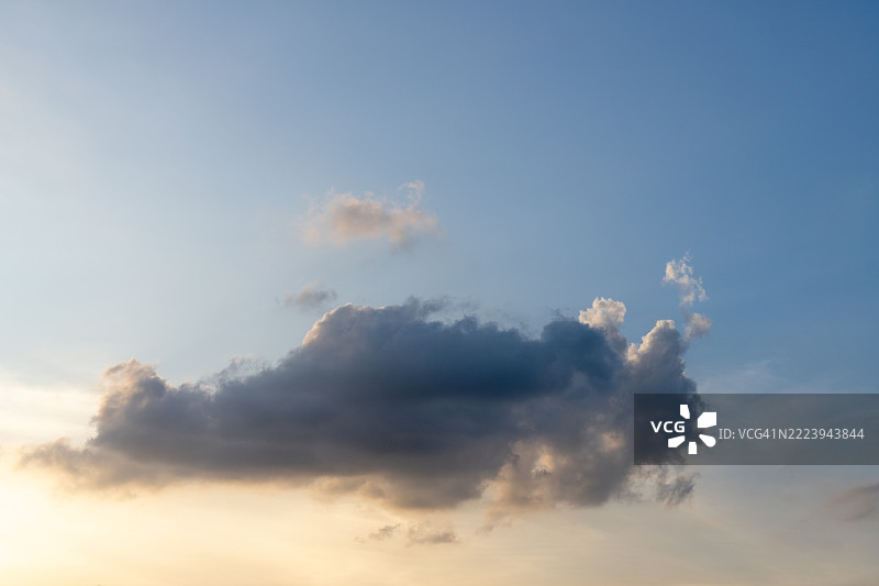 孤云映衬着渐变的天空图片素材