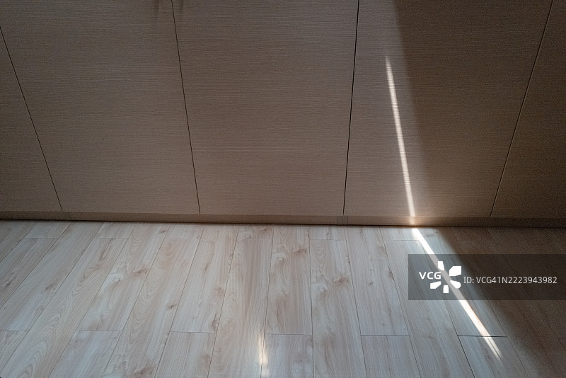 极简主义室内设计与阳光照射图片素材