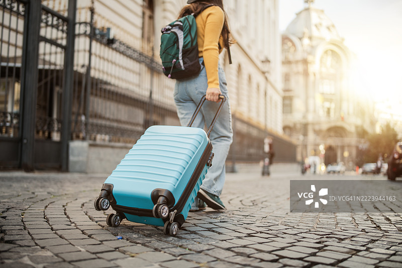 年轻女性在布加勒斯特独自旅行。图片素材