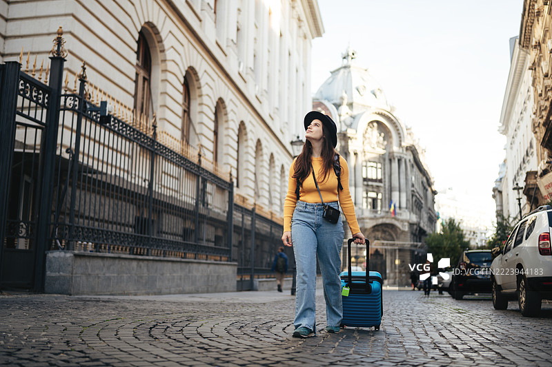 年轻女性在布加勒斯特独自旅行。图片素材