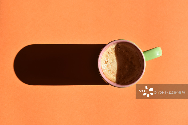 橙色背景上咖啡杯的俯视图，葡萄牙图片素材