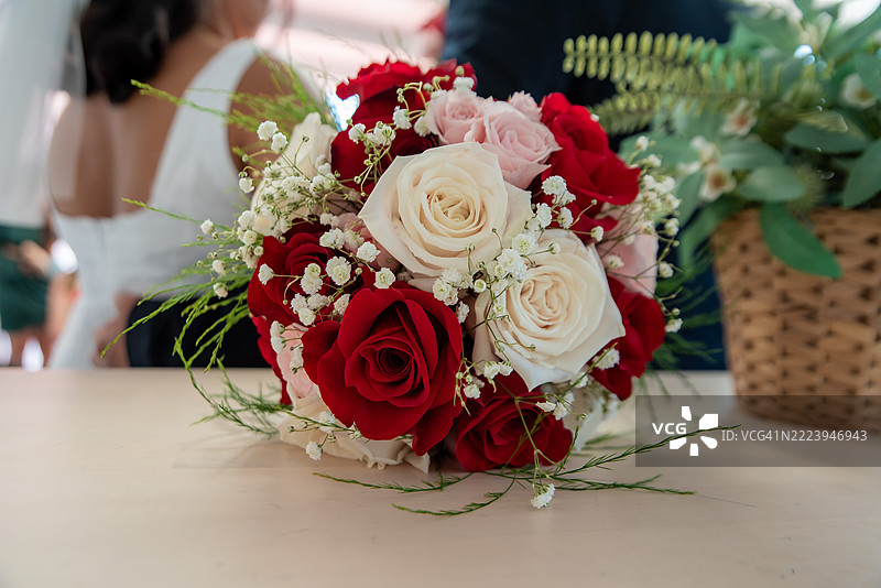 西班牙桌上的花束特写图片素材