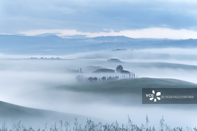 托斯卡纳，意大利，山脉与天空的美丽景色图片素材