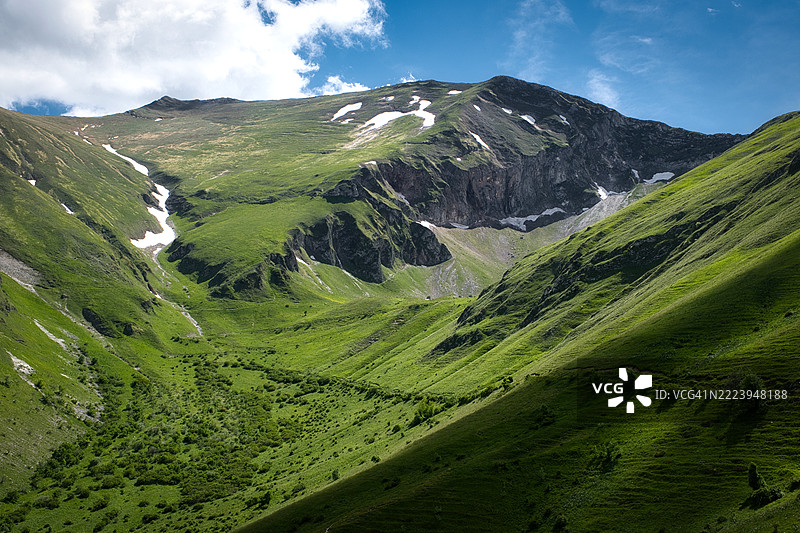 蒙蒂西比利尼 - 比佐贝罗和绿色的安布罗高谷 - 蒙特福蒂诺，费尔莫，马尔凯，意大利图片素材