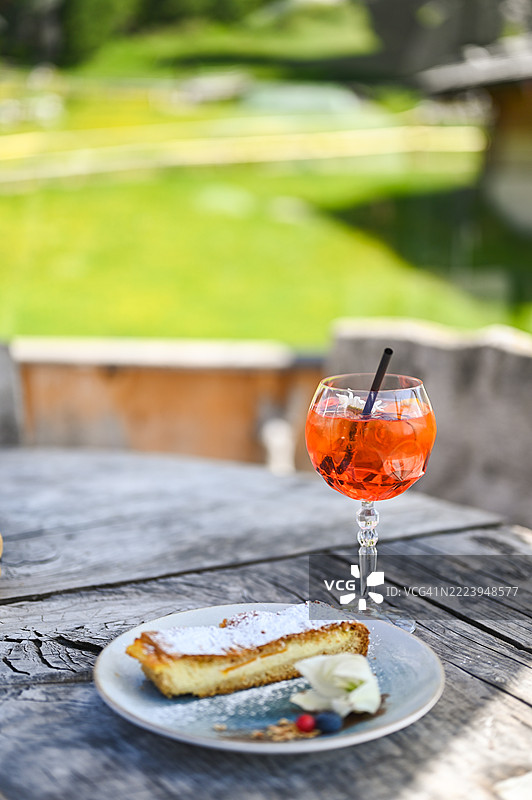 木桌上的气泡饮和芝士蛋糕。图片素材