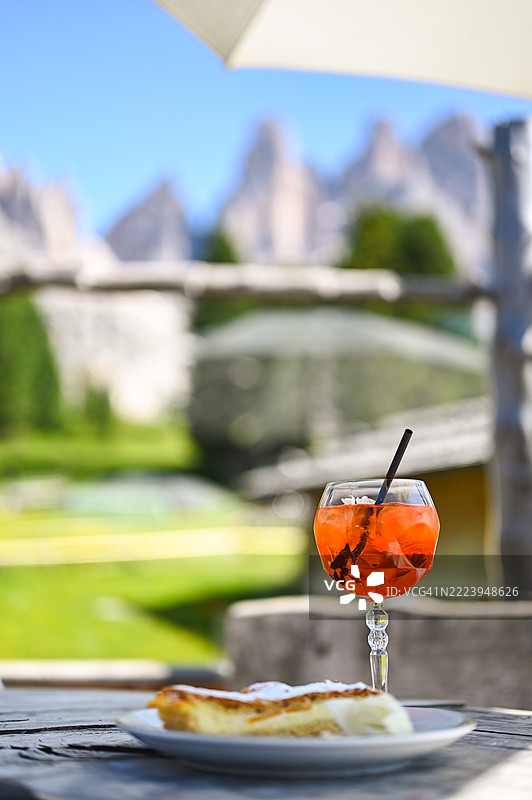 喷泉和苹果卷，背景是三峰山。图片素材