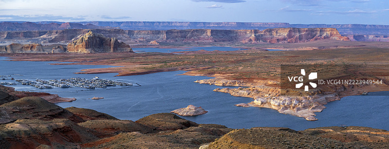 湖泊鲍威尔的瓦韦普湾和码头的黄昏，格伦峡谷娱乐区，佩奇图片素材