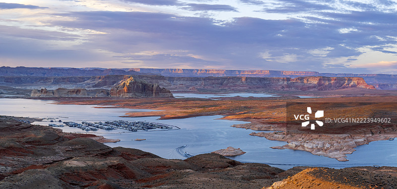 湖泊鲍威尔的瓦韦普湾和码头的黄昏，格伦峡谷国家休闲区，佩奇图片素材
