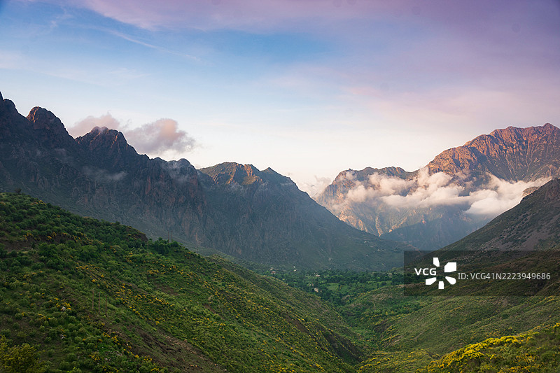 阿尔及利亚贝贾亚的赫拉塔山脉美景与天空相映成趣图片素材
