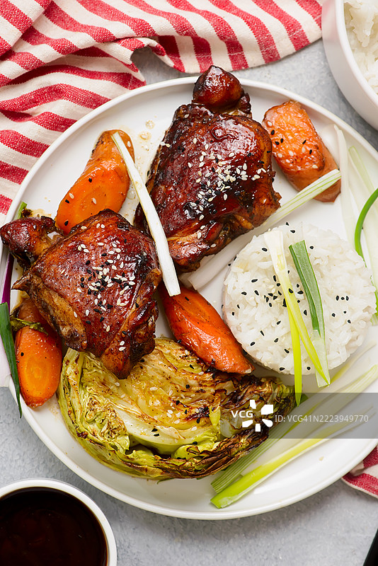 高角度视图的餐盘上摆放的食物，乌克兰图片素材