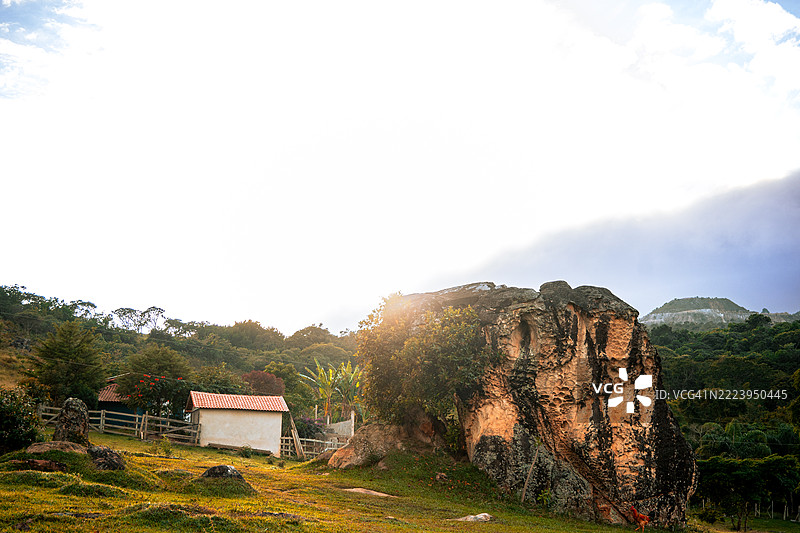 巴西米纳斯吉拉斯州的树木和建筑物与天空的美丽景色图片素材